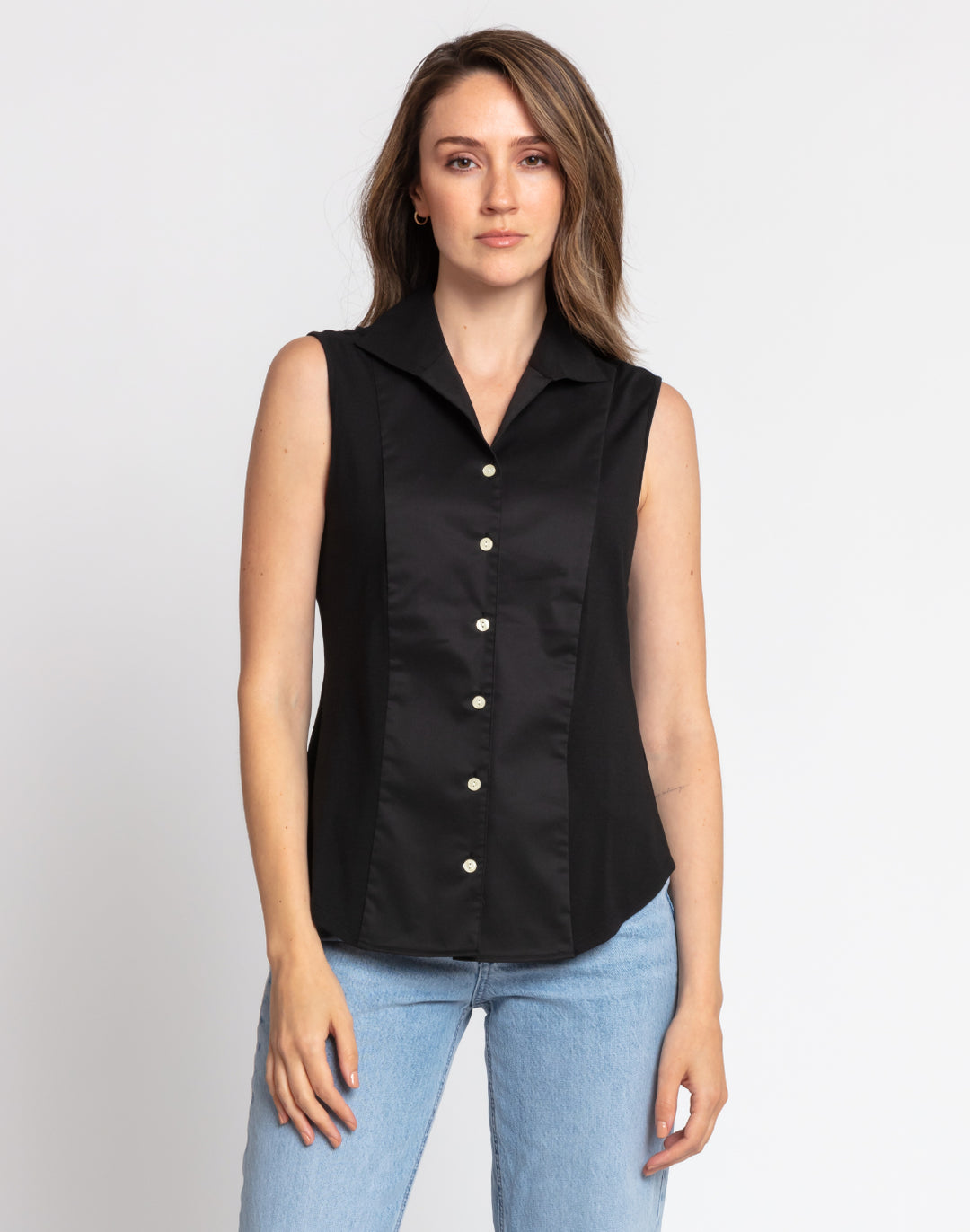 Donna Sleeveless Wing Collar "T" Shirt